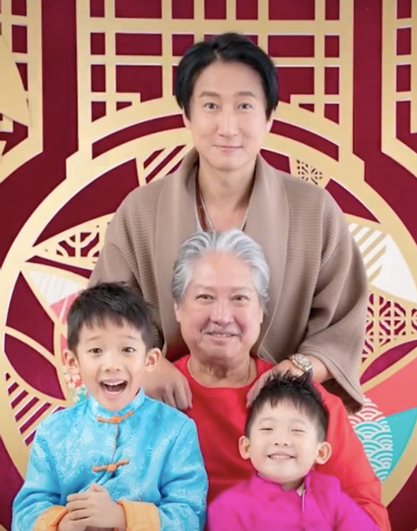 69歲洪金寶與兒孫同框，身材乾癟頸紋明顯，因賣力拍戲坐上輪椅