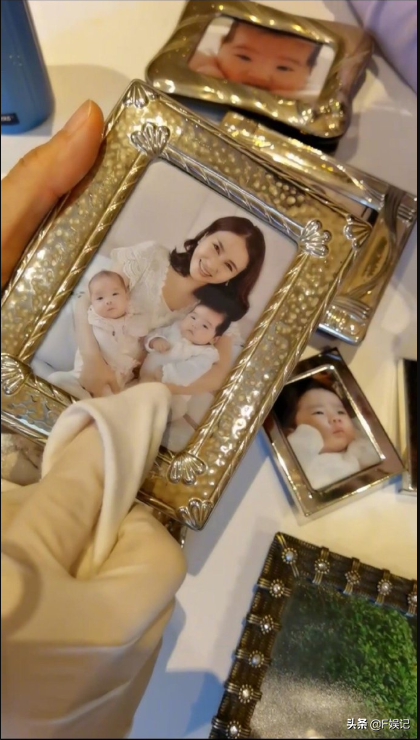 黎姿罕見曬3位女兒嬰兒時的正面照細心清潔一家五口的幸福相片