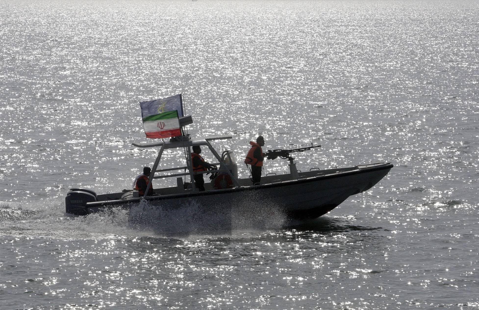 无法无天了，美要求波斯湾船只不得靠近美舰百