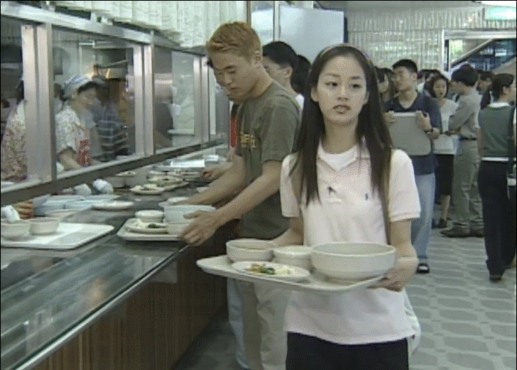 金泰熙真不平凡，大学合照与同学画风不一样，难怪食堂打饭遭围观