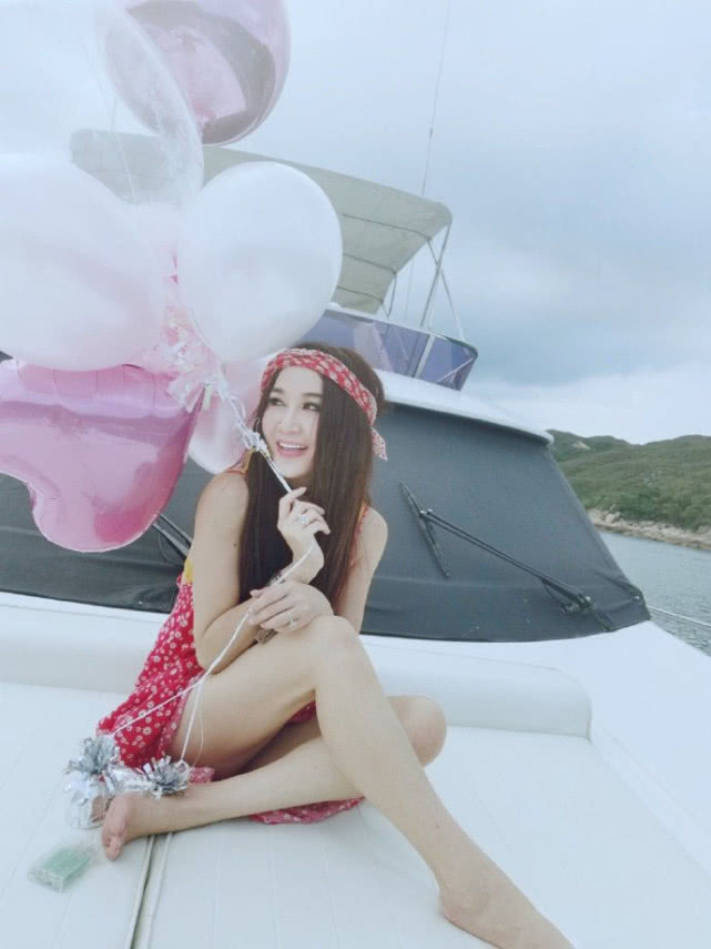 温碧霞和丈夫乘游艇度假，他们海边牵手相拥，老夫老妻依旧超甜蜜