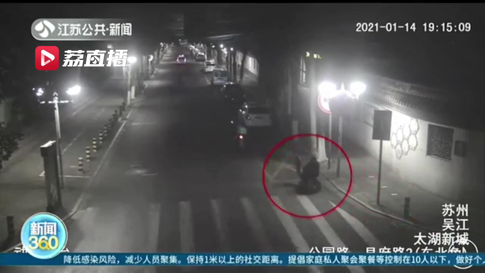 太危险！因家离得近 老奶奶任性开“游乐车”出行