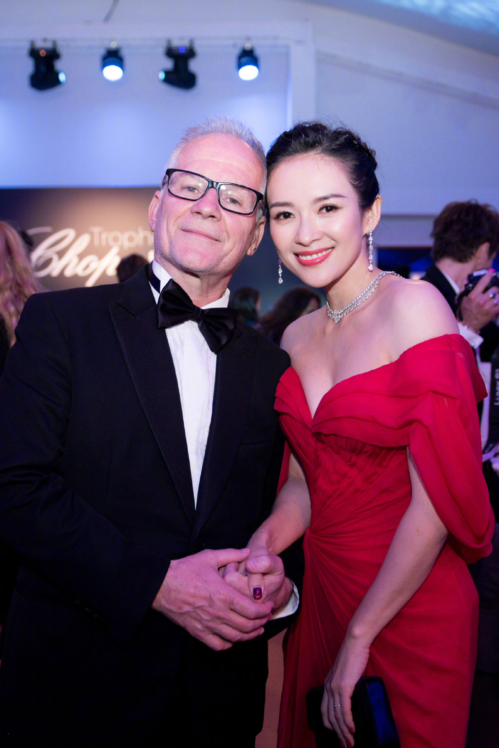 倪妮机场被撞倒，章子怡发文怒斥代拍者，他们会拍裙底和制造意外