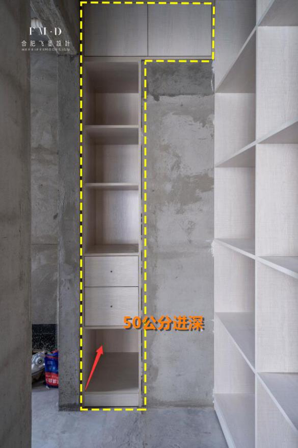 2.2平的衣帽间，绕过墙体也要见缝插柜子，35公分宽没人说浪费吧