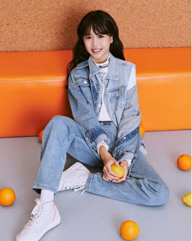 钟丽缇女儿近照流出，还没成年就有“女主脸”，一双腿真羡慕不来