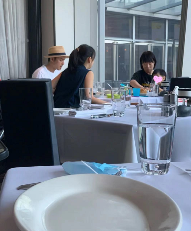 明道餐厅被偶遇，与老婆坐一起超恩爱，1岁儿子正脸曝光眉眼像他