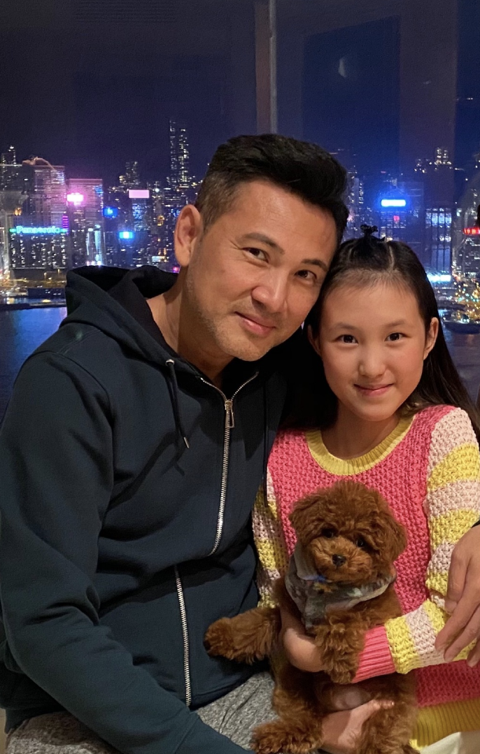 郭可盈曬照為女兒慶生，以維港為背景秀豪宅，熊黛林倆娃可愛出鏡