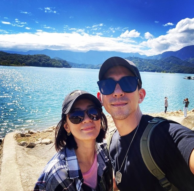 賈靜雯帶娃外出過週末，波妞熊抱羊駝超大膽，門牙脫落笑容很喜感