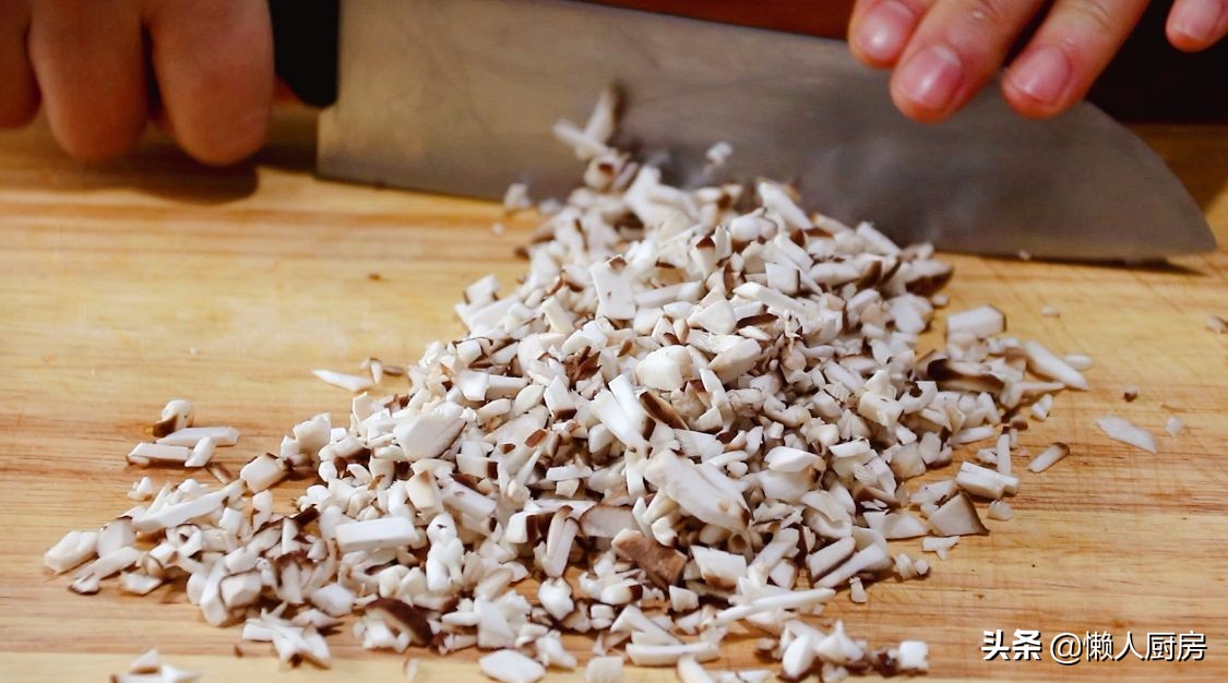 這是香煎豆腐皮蝦餅，鹹香可口，其它做法靠邊站