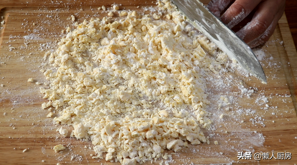 這是鹹口味的餅乾，麵粉裡加雞蛋和蔥末攪一攪，特別適合懶人