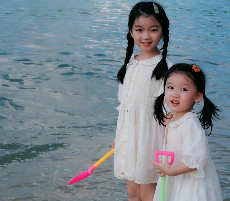 阿拉蕾亲妹妹照片曝光，两姐妹如同复制粘贴，这颜值也太好看了吧