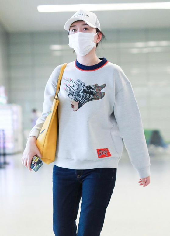 44岁李小冉携老公现身，男方斑秃明显皱纹多，夫妻同框似父女