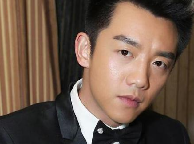 继陈冠希后，深陷"夜店门"的郑恺，"完美"的遮羞布被网友揭开