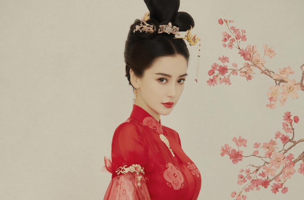 毛晓彤躲角落抽烟被拍，粉丝纷纷维护，杨颖抽