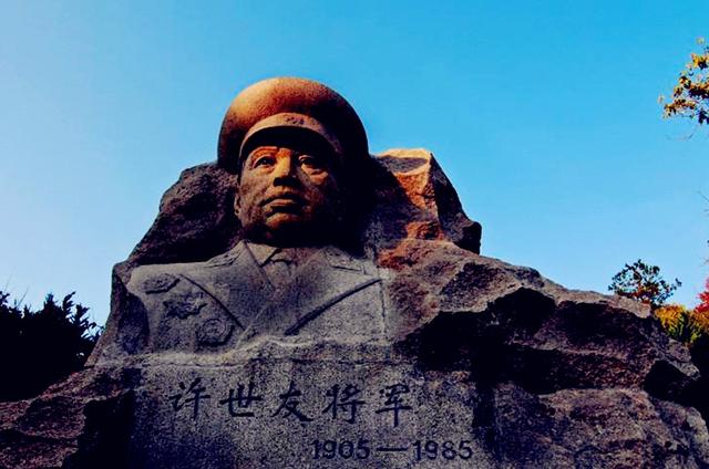 许世友凭什么享有两个特权？在军中可以喝酒，死后允许他不火葬