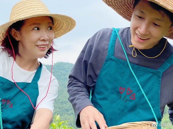韩庚母亲节晒妈妈温馨有爱，卢靖姗和婆婆互动亲如母女