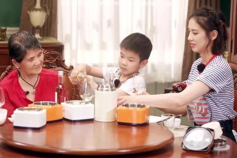 被婆婆“百般维护”的黄圣依：“豪门媳妇”的