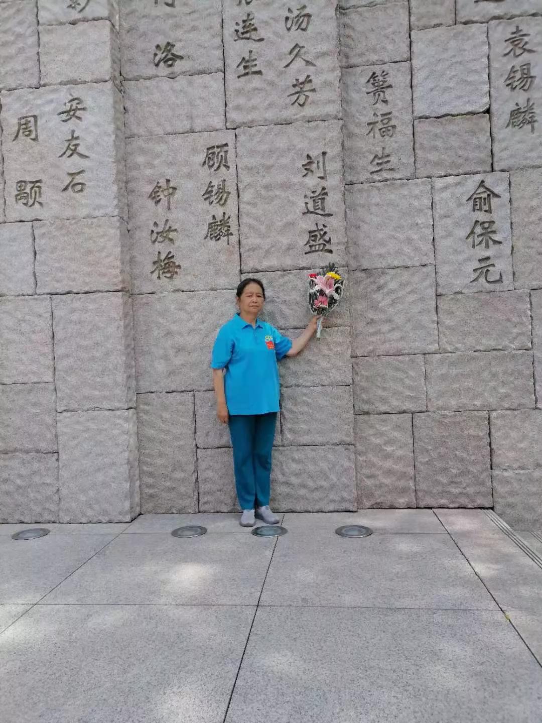 上海龙华墙前敬英雄