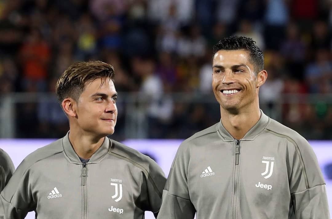 c罗就被拍到在中场休息时间与迪巴拉一起抱怨得不到中场的支援和传球