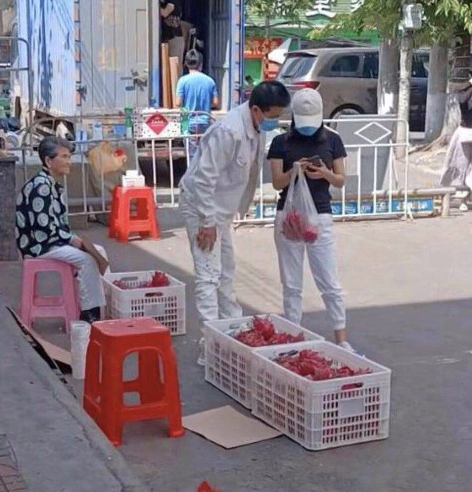 黃聖依帶小兒子現身貴氣有範，4歲安麟自推行李乖巧懂事