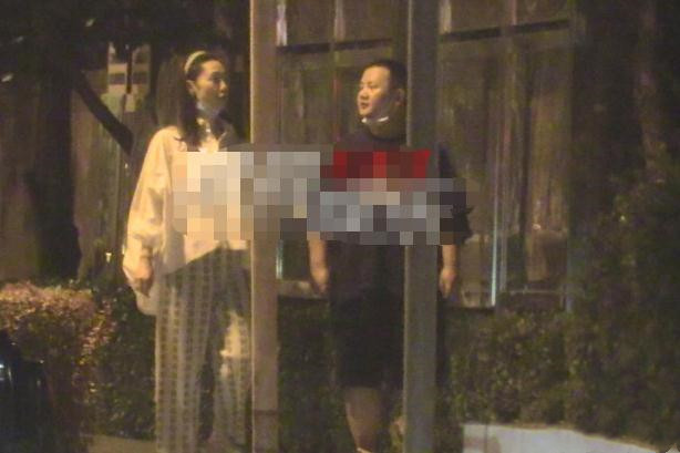 白百何再爆新恋情！深夜被神秘男子搂腰举止亲