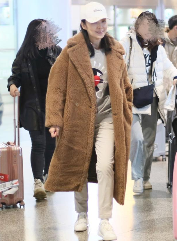 52岁周涛素颜走机场，身穿毛绒大衣不臃肿，配卡