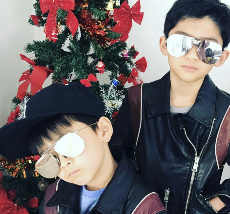 张柏芝首谈三个儿子性格，老三霸道老二阳光，老大安静爱弹吉他