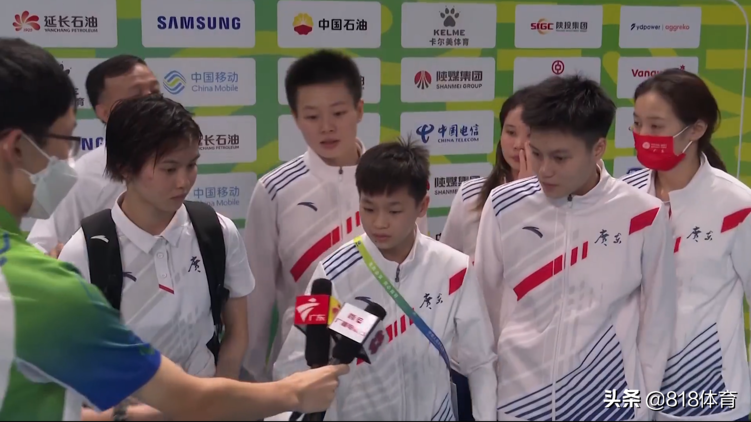 暖心！全红婵采访志愿者低下身递话筒，红姐不忍心：我自己拿吧