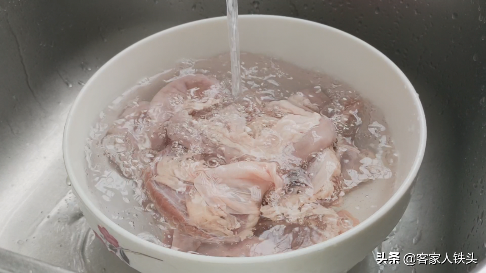 廣東人吃粉腸真有一套，半斤做一鍋，配料有訣竅，鮮嫩開胃營養好