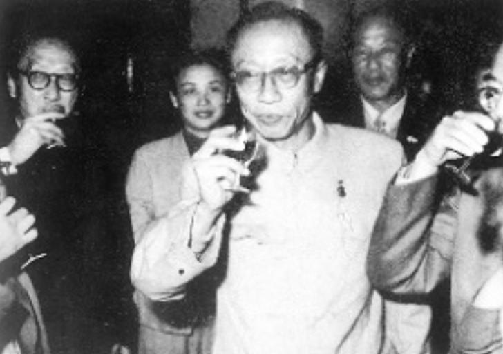In 1962, Mao Zedong invited Emperor Puyi to dinner. During the dinner ...