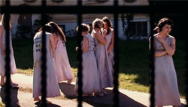 美国女记者装疯混入精神病院，遭受10日折磨，获救后已失去笑容