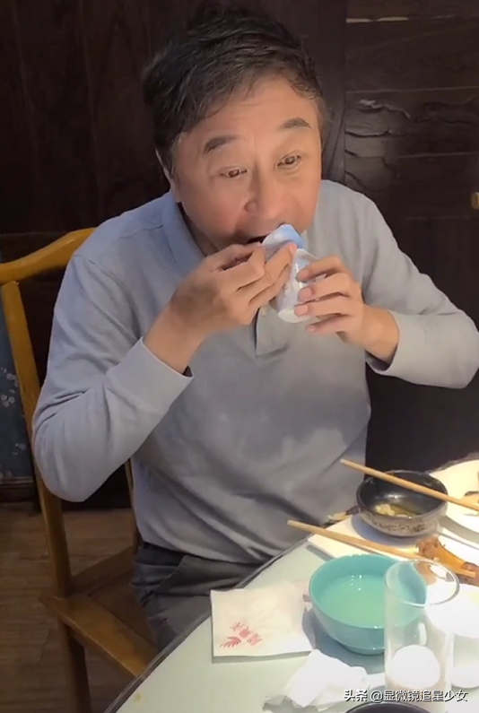 66岁冯巩豪宅内景曝光，又出洋相：离开春晚2年