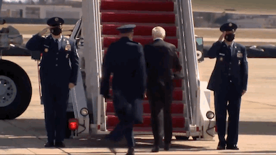 78歲拜登乘機連摔三跤跪倒在地！網(wǎng)友狂玩梗，川普兒子笑開花