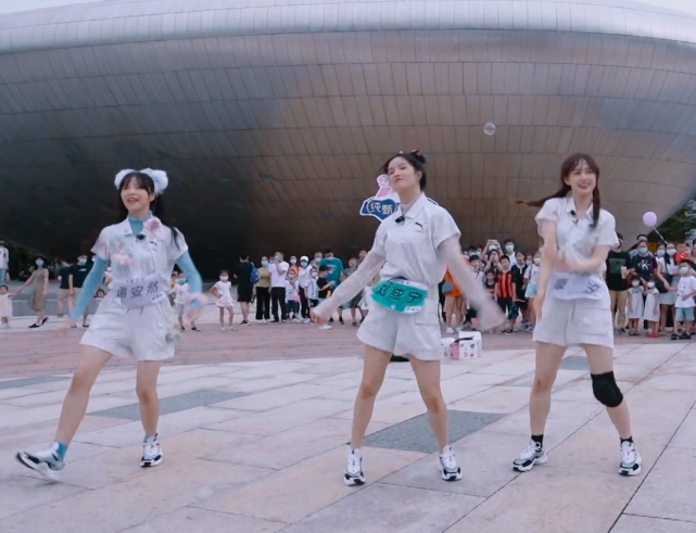 《创3》学员外出表演，黄子韬、鹿晗当“老爸”，宋茜厉害了