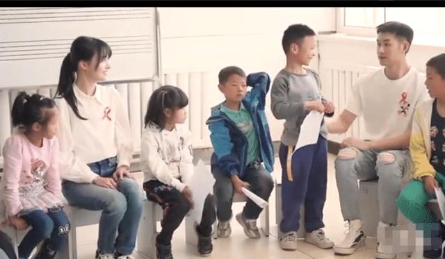 郑爽看望艾滋孩童，再现“贝微微”神颜，乖巧