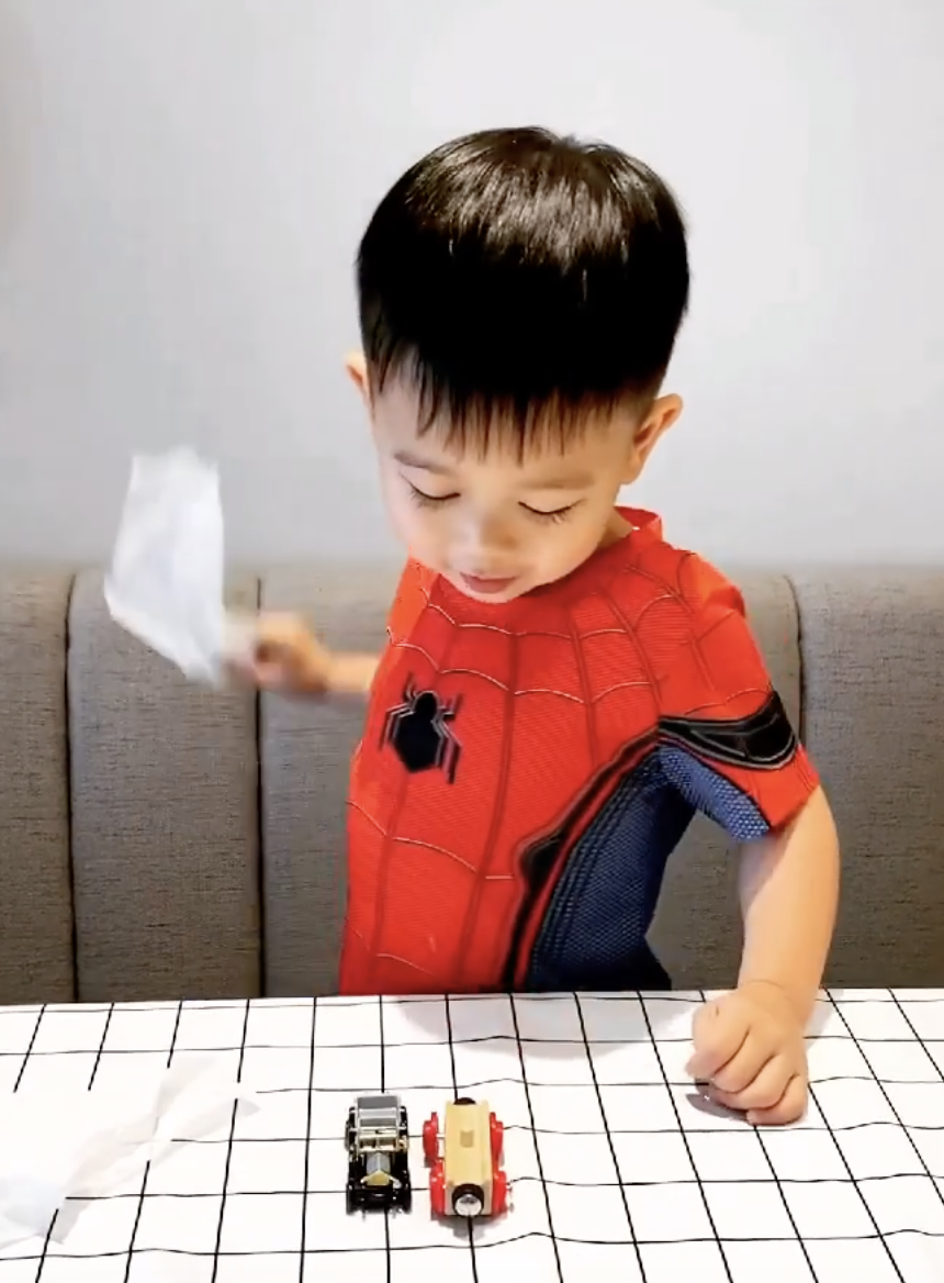 胡杏兒老公曬長子變魔術，奕霆戲精上身超愛演，大眼睛靈動顏值高