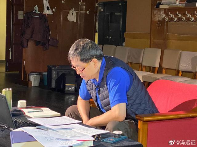 67岁老艺术家濮存昕，驼着背为学生讲课！女儿结