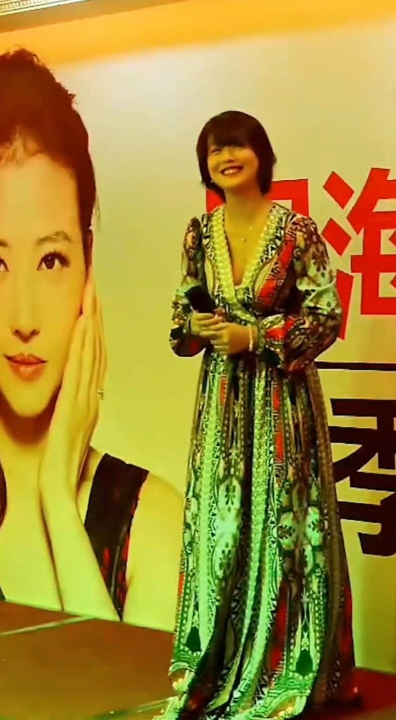 54岁周海媚罕见商演捞金，剪短发风采依旧，露齿甜笑少女感十足