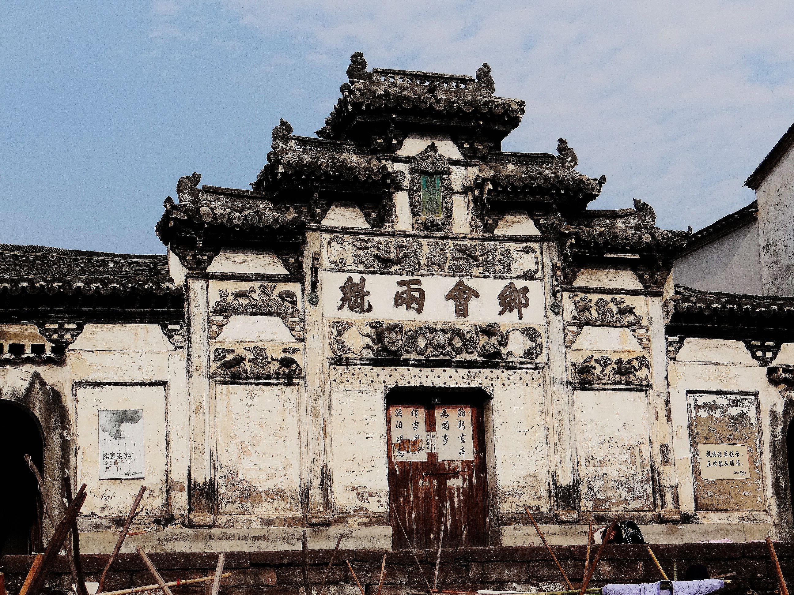 诸葛八卦村构建神奇，后世子孙多以医药为业，这是为了什么原因？