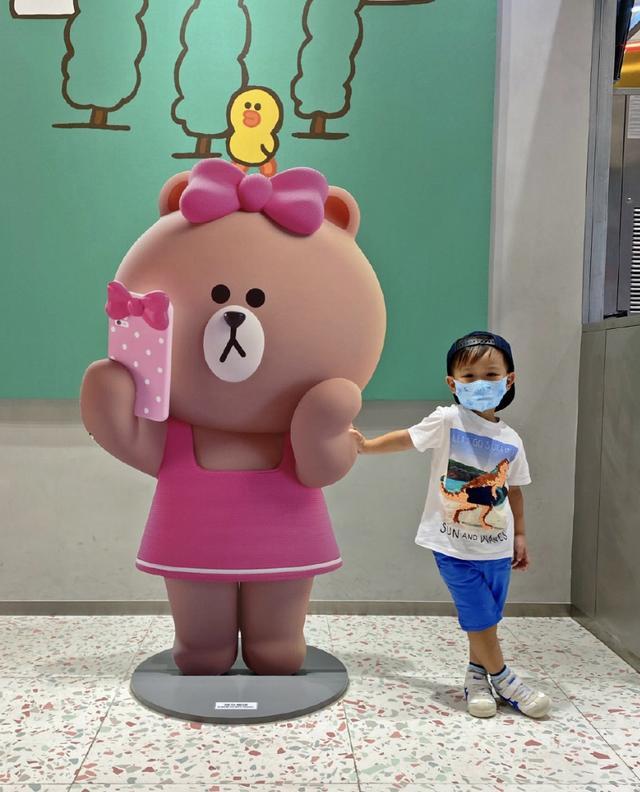 胡杏儿儿子进乐高店只看不买，逢人问好绅士有礼貌，妈妈直呼骄傲