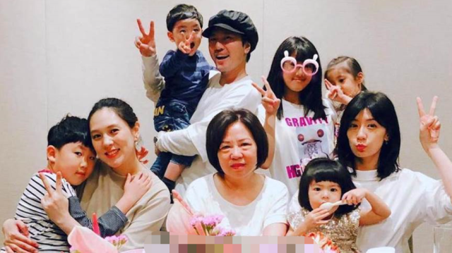 賈靜雯一家回娘家，梧桐妹C位咘咘太像外婆，弟弟一家五口罕露面