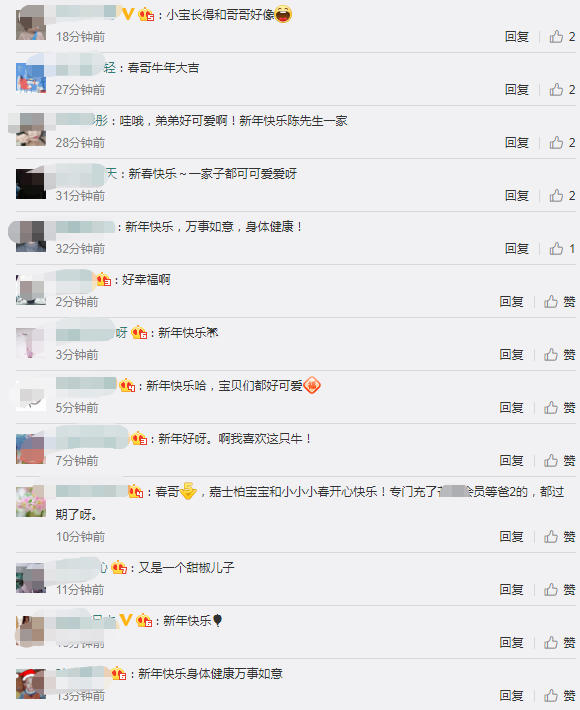 陳小春曬全家福賀新年，二胎兒子正臉首曝光，和哥哥長得超像