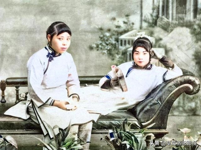 珍贵彩色照片：1900年老北京记忆官员出行，小脚女人在家宅着