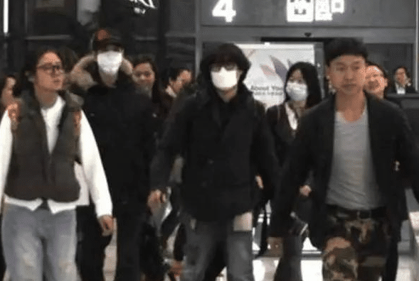 外籍华人回国被拒绝，高呼：你知道我身价多少