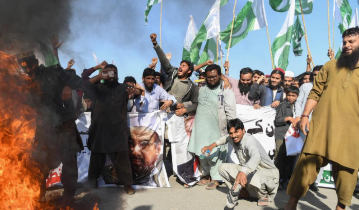 巴鐵前總理策反，11個反對黨聯手示威，印媒：伊姆蘭汗求援中國