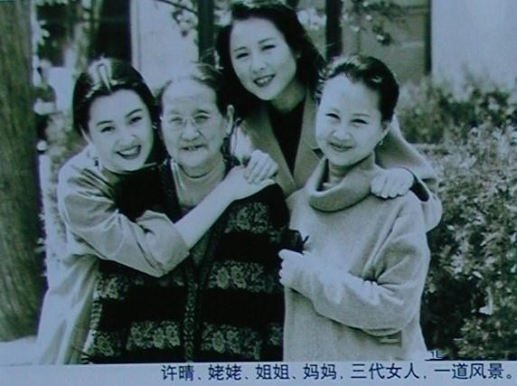 51岁的许晴，像是活在自己世界里的公主，不管别人如何谩骂恶评