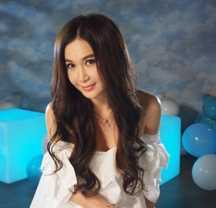 “不老女神”温碧霞新剧曝光，太妃一角引争议