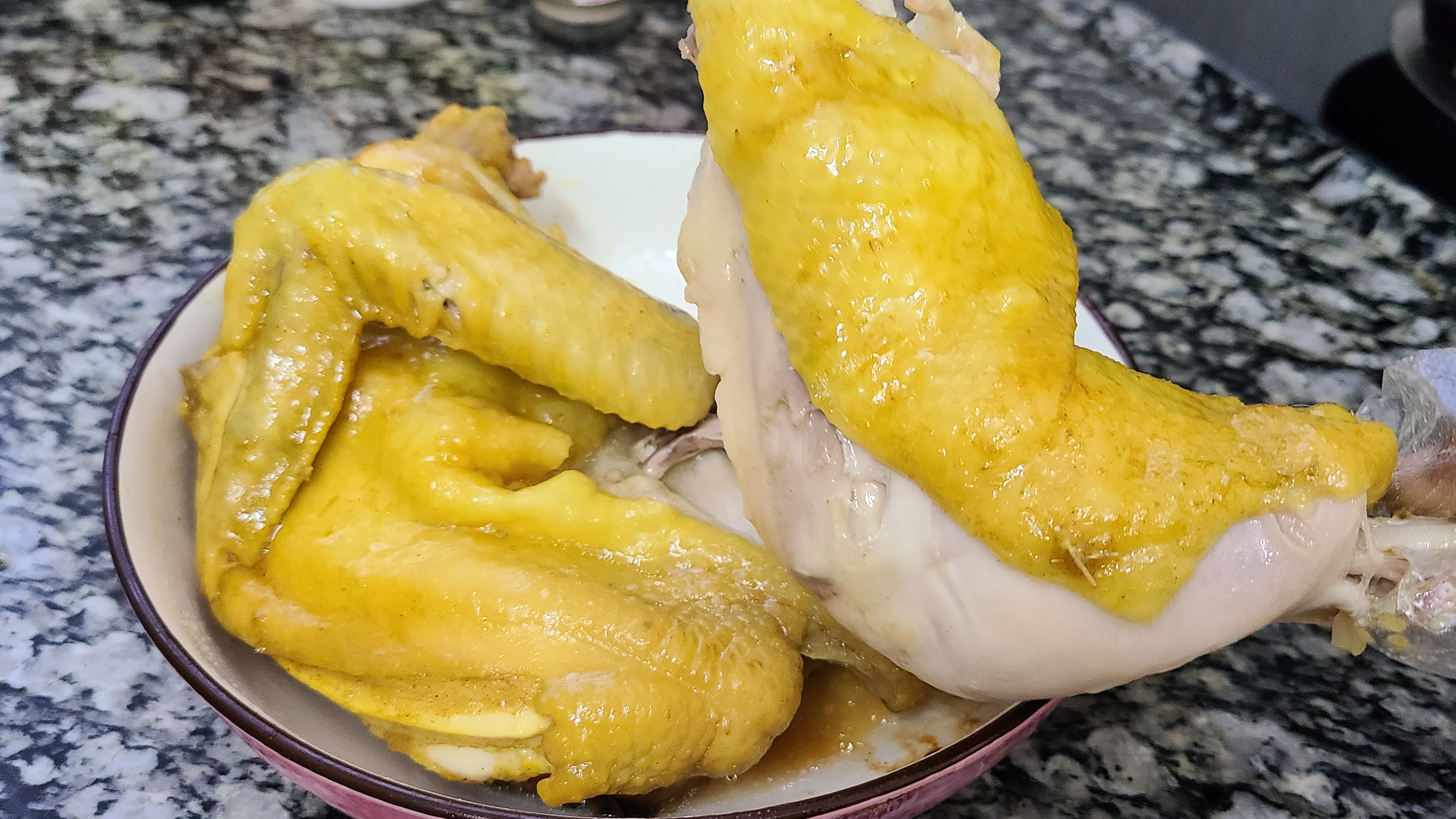 廣東電飯煲焗雞的做法，鮮香嫩滑又好吃，打開鍋蓋肚子都看餓了