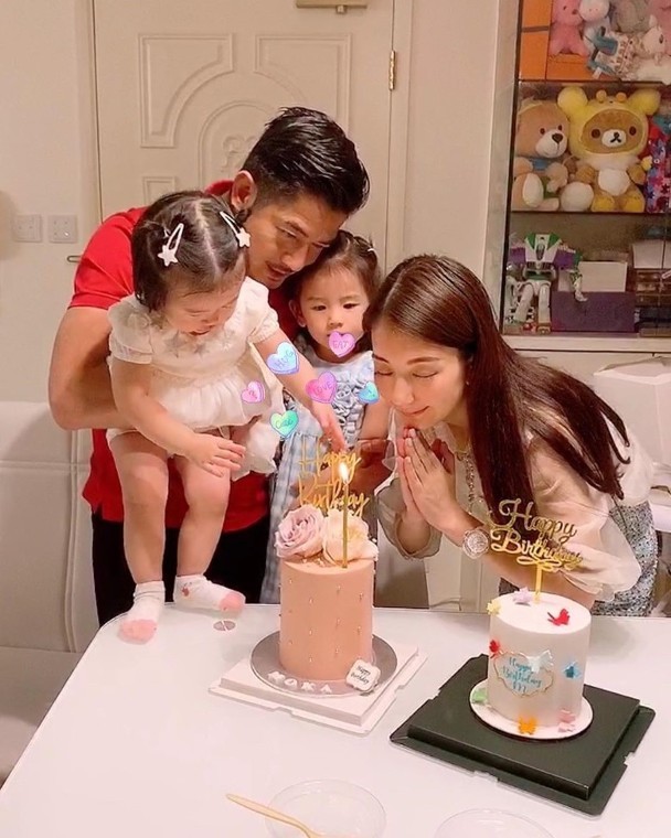 郭富城一岁小女儿首度曝光，爸爸陪着尝试玩单杠，五官像极了外婆