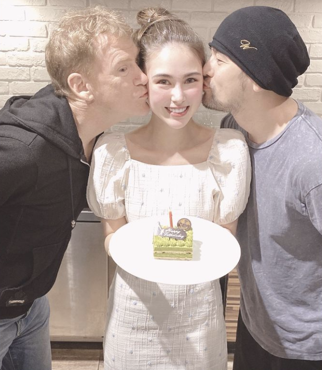 周杰伦和岳父一起过父亲节，同时向昆凌送吻，周董边亲边笑超害羞